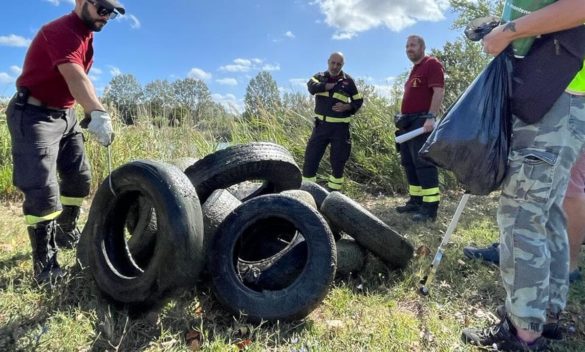 200 pneumatici recuperati in un lago, iniziativa 'Puliamo il mondo'.