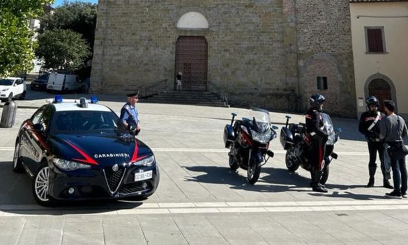 25enne fuggitivo scaglia calzino pieno di eroina ai carabinieri e viene arrestato