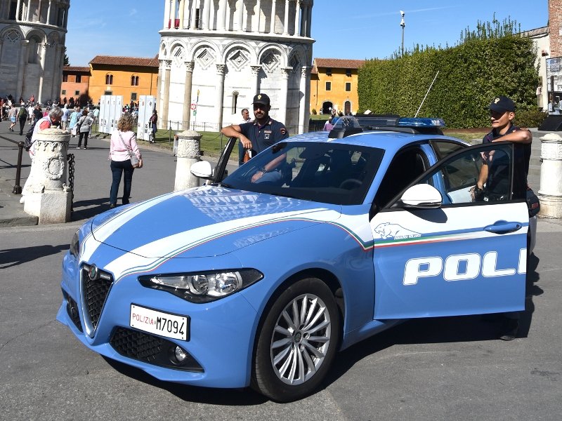 40enne palpa donna fuori da locale, denunciato a Pisa.