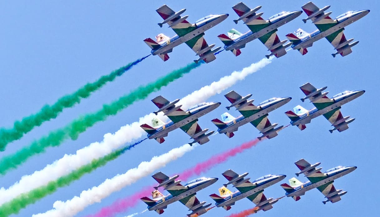 Aeroporto di Caselle riapre dopo l'incidente Frecce Tricolori; polemiche per show a Pisa