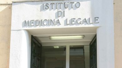 Anziano trovato morto in un campo a Livorno, autopsia disposta dal magistrato.
