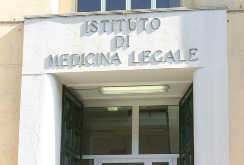 Anziano trovato morto in un campo a Livorno, autopsia disposta dal magistrato.