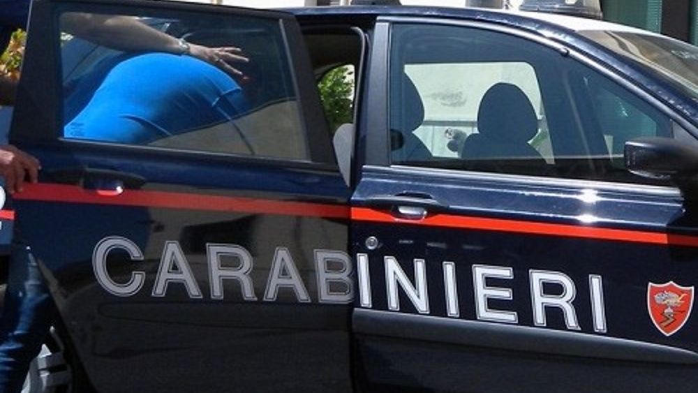 Arrestato spacciatore con droga in tasca durante passeggio.