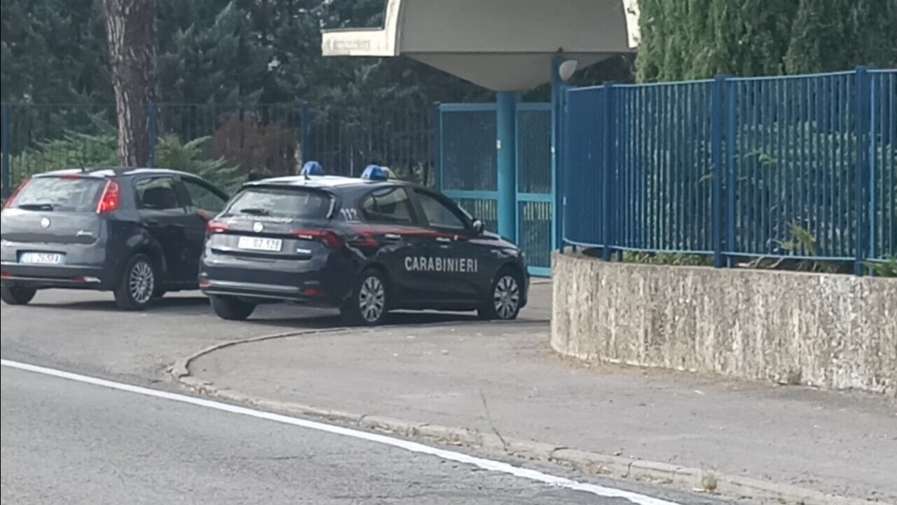 Assaltano azienda orafa con trattore: azione sconcertante.