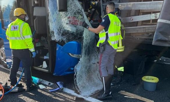 Autista di bus muore in tragico incidente sull'A1 a Pisa.