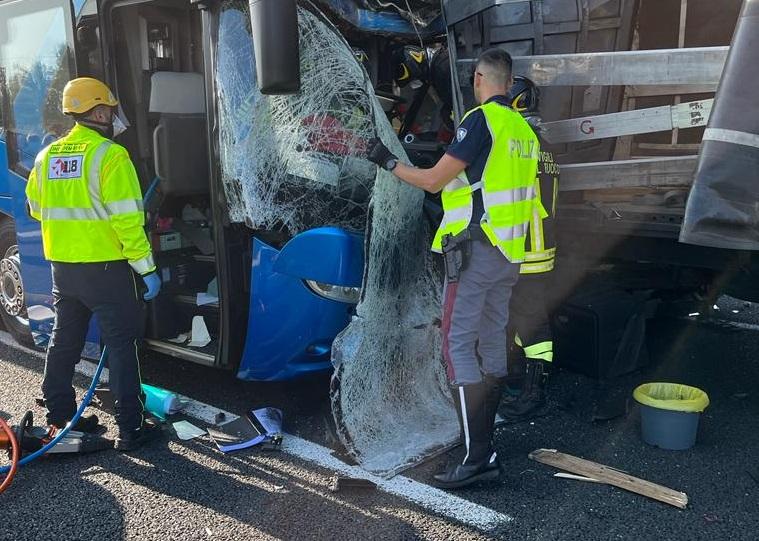 Autista di bus muore in tragico incidente sull'A1 a Pisa.