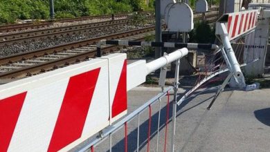 Auto bloccano linea Firenze-Siena per passaggio a livello, ritardi rilevanti