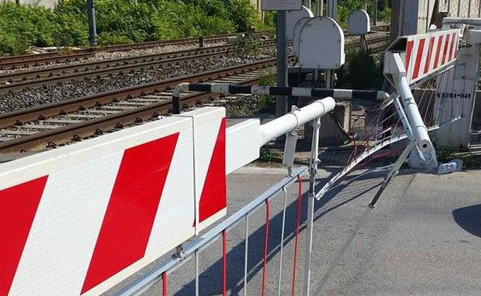 Auto bloccano linea Firenze-Siena per passaggio a livello, ritardi rilevanti