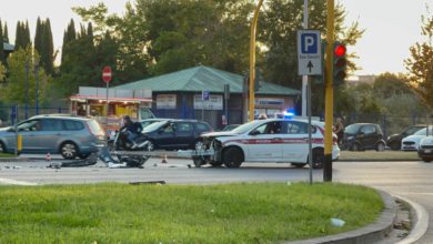 Auto della Polizia Municipale coinvolta in incidente in viale Guidoni