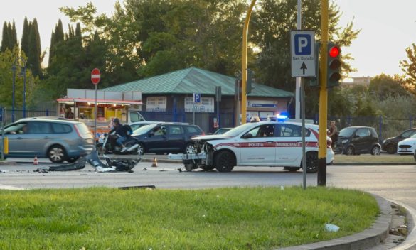 Auto della Polizia Municipale coinvolta in incidente in viale Guidoni