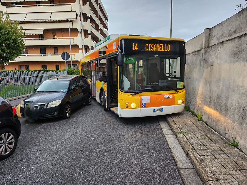 Auto in divieto e bus bloccati, aumentano le denunce.