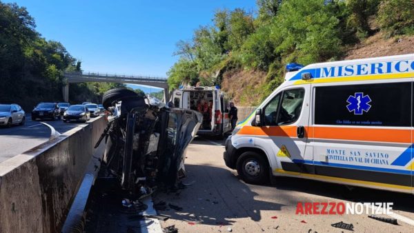 Auto si ribalta in A1: code bloccano traffico