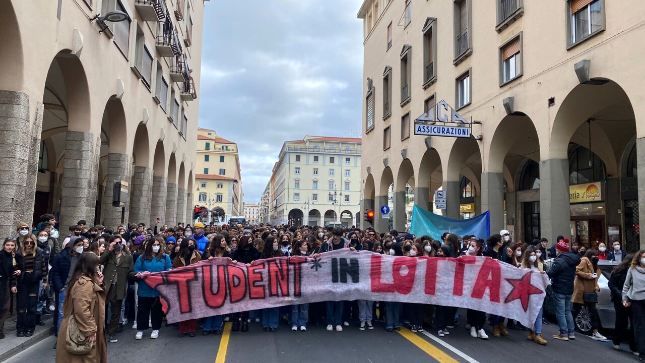 Bidella accusata di soprusi su studentesse, preside indaga