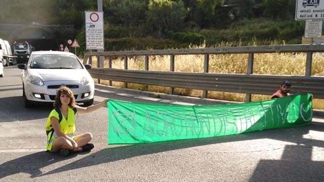 Blocco camion e processo a 4 attivisti per la battaglia alle cave dei Marmi.