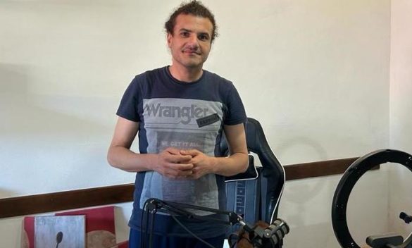 Blogger egiziano arrestato e torturato per idee, scappa a Carrara