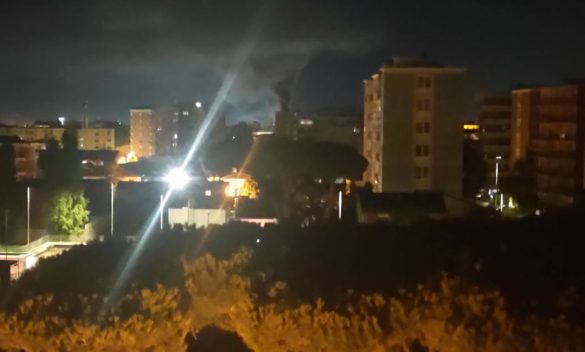 Brucia un agglomerato di gomme in via Firenze, paura durante la notte / Video