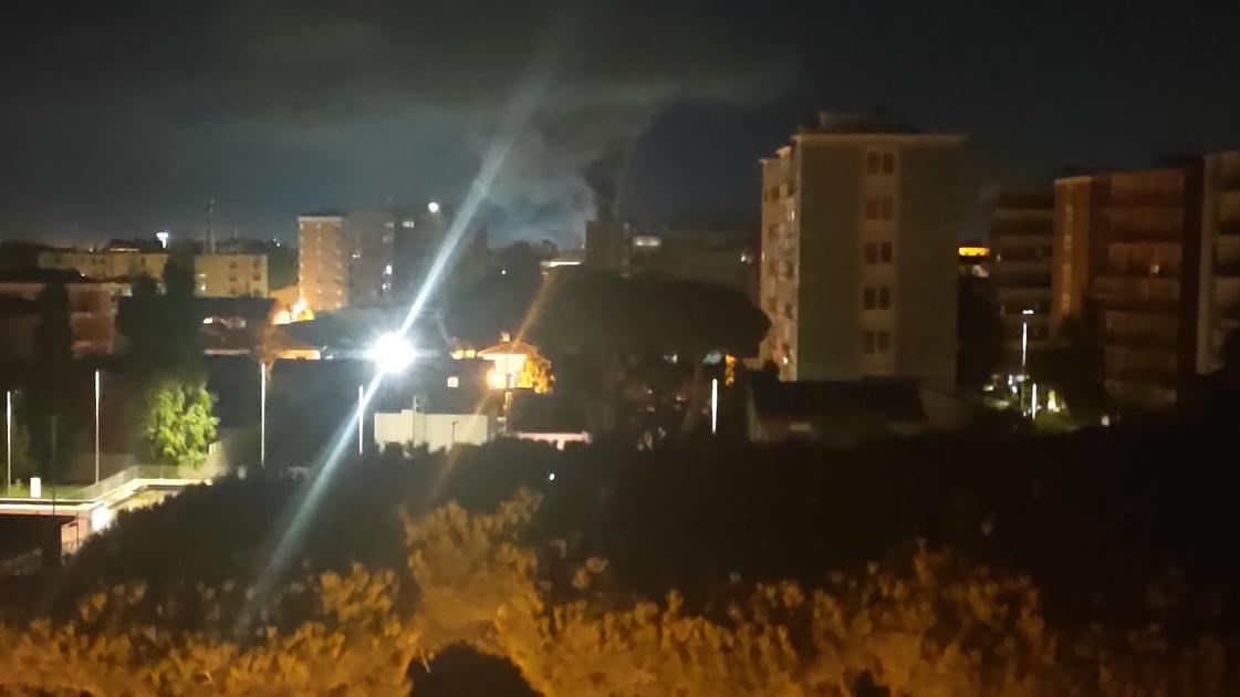 Brucia un agglomerato di gomme in via Firenze, paura durante la notte / Video