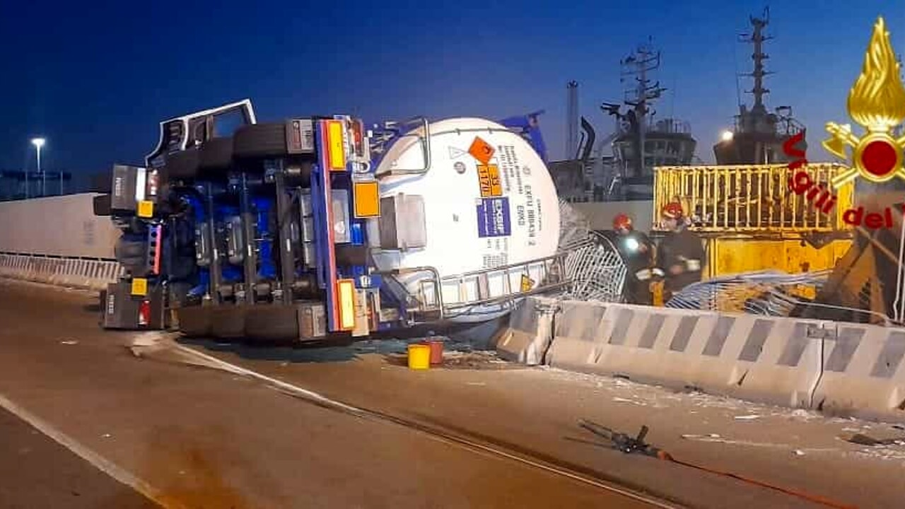 Camion carico di etanolo si ribalta in porto.