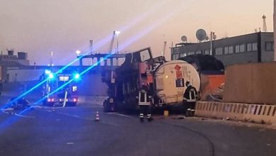 Camion si rovescia nel porto di Livorno, delicato intervento con sostanza infiammabile.