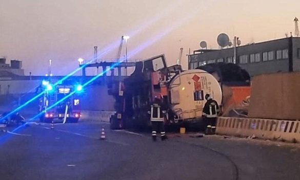 Camion ribaltato a Livorno, intervento delicato per sostanza infiammabile.