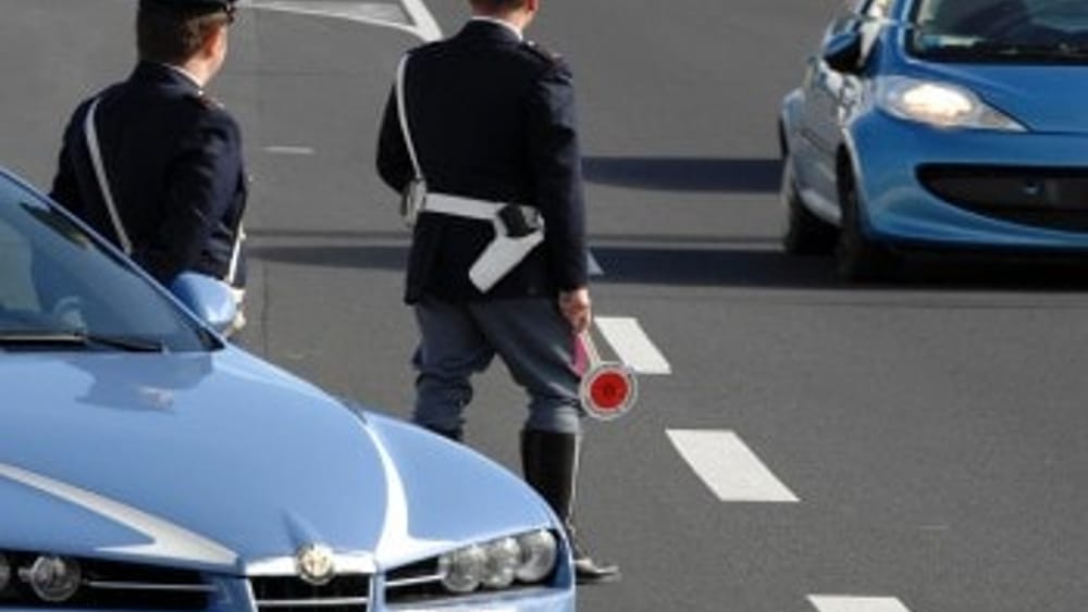 Camionista ubriaco e senza patente cerca di sfuggire ai controlli mentre è fermato in autostrada.