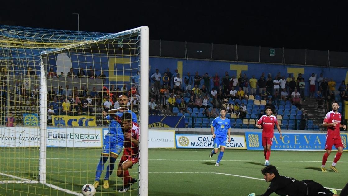 Carrara rischia la cancellazione, si cerca un accordo con l'Entella per cambiare le sorti del club.