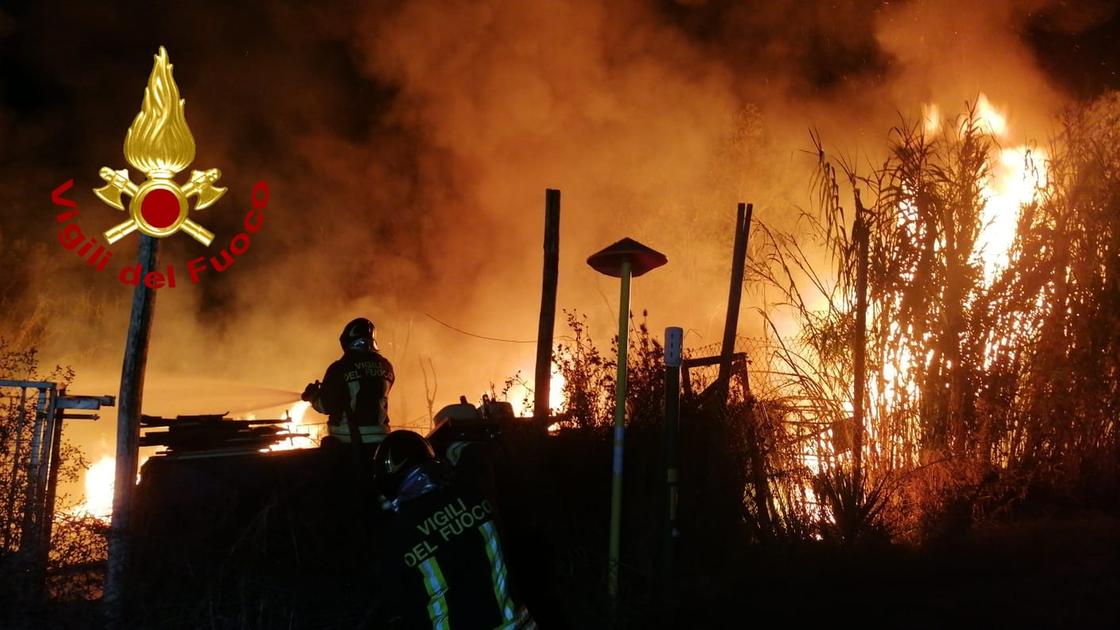 Cascina, gravoso incendio nel deposito mobili