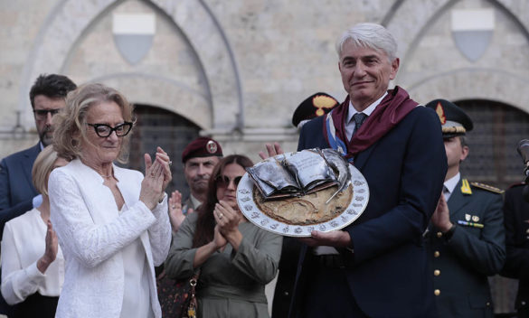 Cerimonia di consegna del Masgalano 2023 alla Contrada della Torre, immortalata in foto - Siena News.