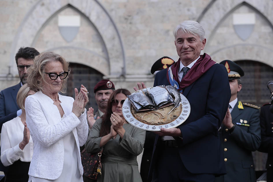 Cerimonia di consegna del Masgalano 2023 alla Contrada della Torre, immortalata in foto - Siena News.