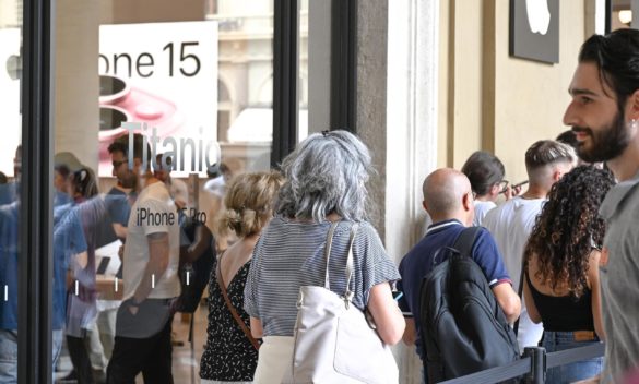 Code interminabili al Apple Store di Firenze per l'arrivo dell'iPhone 15