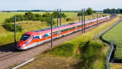 Incidente ferroviario causa ritardi per l'Alta Velocità Roma-Firenze, cadavere trovato sui binari.