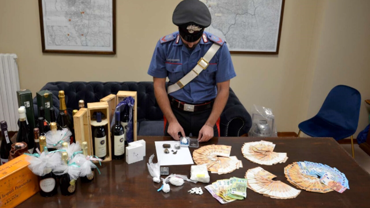 Coppia sorpresa con cocaina, 8mila euro e bomboniere rubate, incredibile furto a futuri sposi.