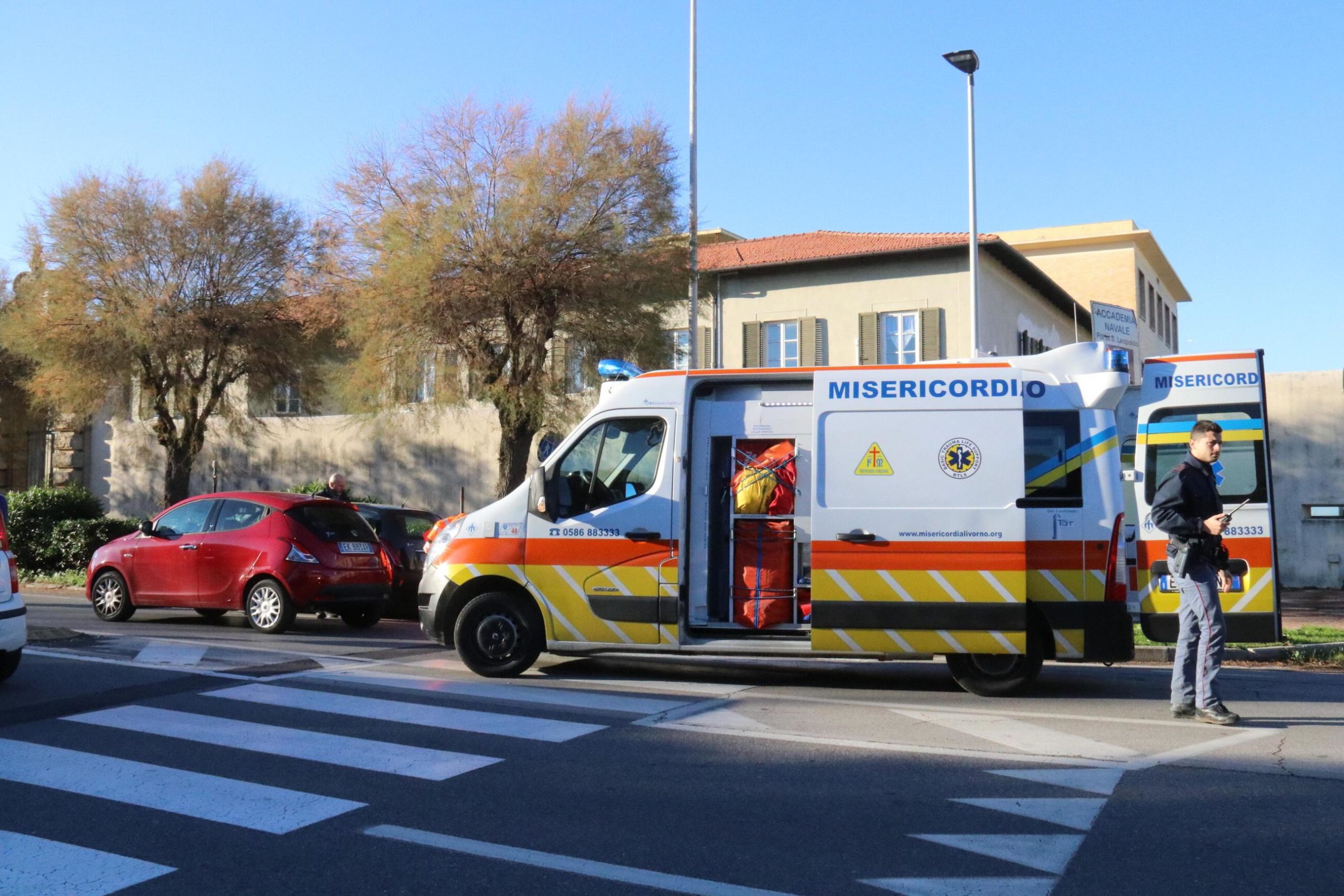 Diciannovenne ferito in un incidente su viale Italia.