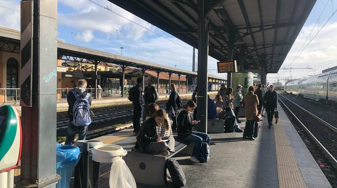 pendolari in stazione