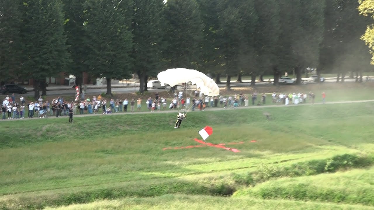 Domenica avventurosa a Lucca, sport e paracadutisti.