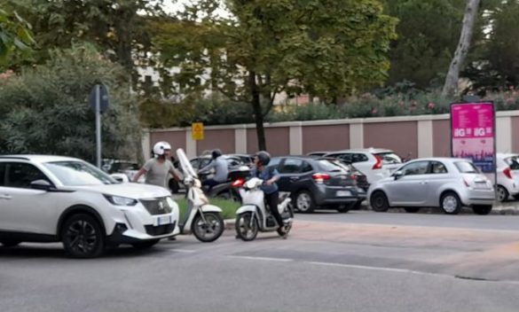 Due incidenti tra scooter e auto a Livorno in 3 ore di fronte alla camera mortuaria.