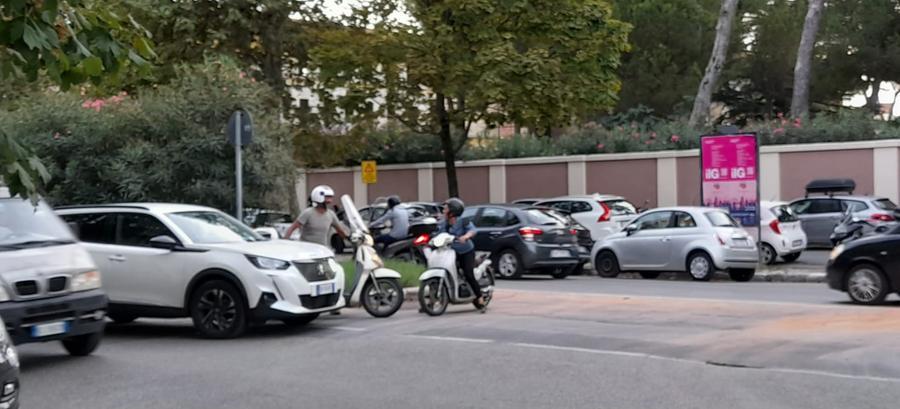 Due incidenti tra scooter e auto a Livorno in 3 ore di fronte alla camera mortuaria.