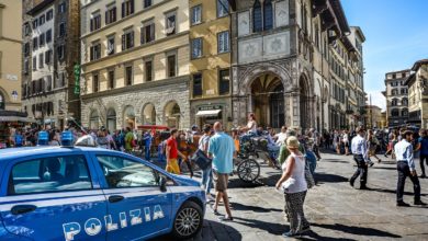 Due uomini arrestati per furti al sexy shop e altri negozi a Firenze