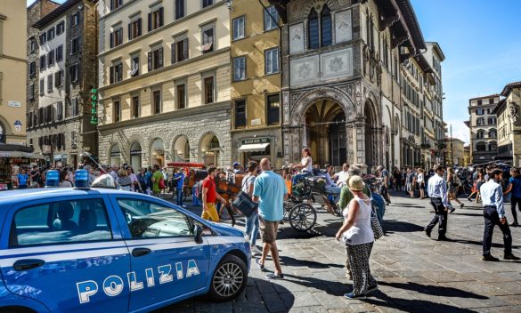 Due uomini arrestati per furti al sexy shop e altri negozi a Firenze