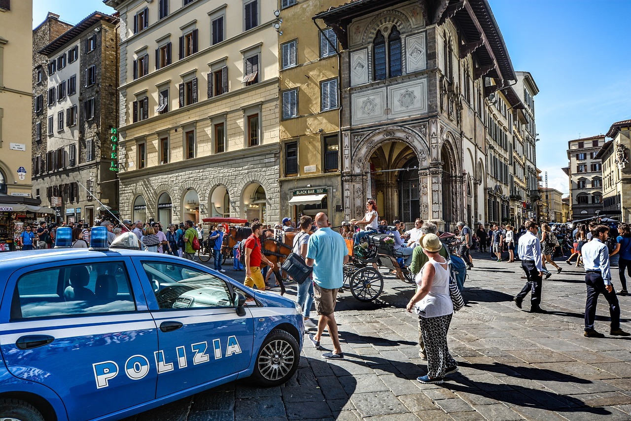 Due uomini arrestati per furti al sexy shop e altri negozi a Firenze