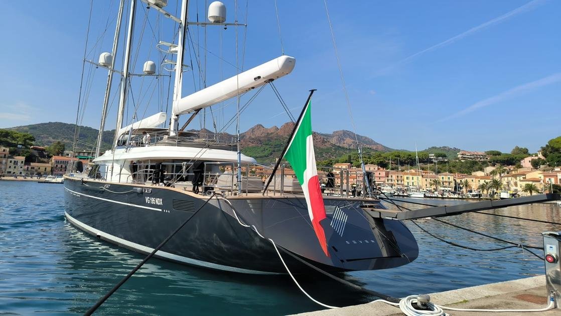 La barca a vela di Ennio Doris, "Seven", ormeggiata a Porto Azzurro, Elba.