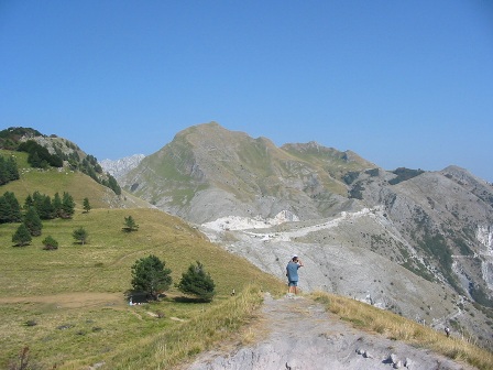 Escursionista muore dopo caduta sulle Apuane, tragedia sulle montagne toscane