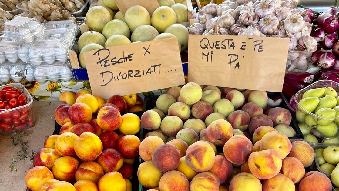 Esselunga sorprende con “Pesche per divorziati”, spot ironico nel reparto frutta di Livorno
