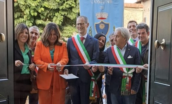 Festa a Strada in Casentino per l'inaugurazione del nuovo Municipio .