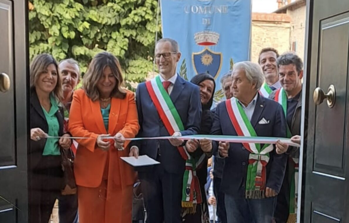 Festa a Strada in Casentino per l'inaugurazione del nuovo Municipio .