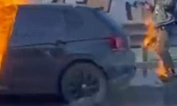 Filmato uomo che brucia in auto a Cortona, il pm accusa di omissione di soccorso