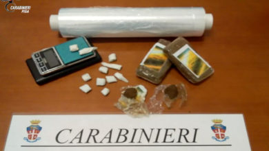 Fuggono dai Carabinieri, perdendo droga, hashish e cocaina smarriti