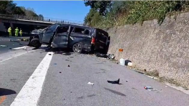 Furgone si schianta su auto, due morti, tragedia sulla A1