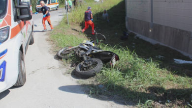 Grave centauro giovane dopo scontro auto-moto a Serravalle P.se
