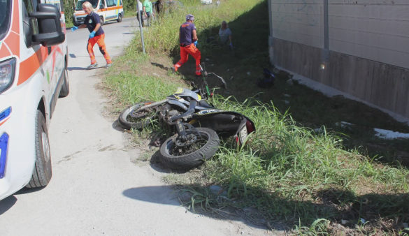 Grave centauro giovane dopo scontro auto-moto a Serravalle P.se